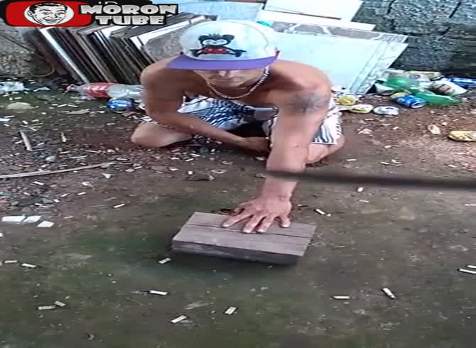 Video :Brazil - he loses all four fingers after being struck by a machete (Public Averti)